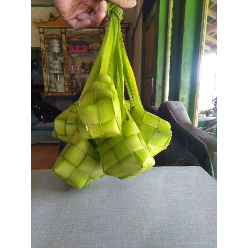 

Bungkus Ketupat Tradisional Daun Kelapa
