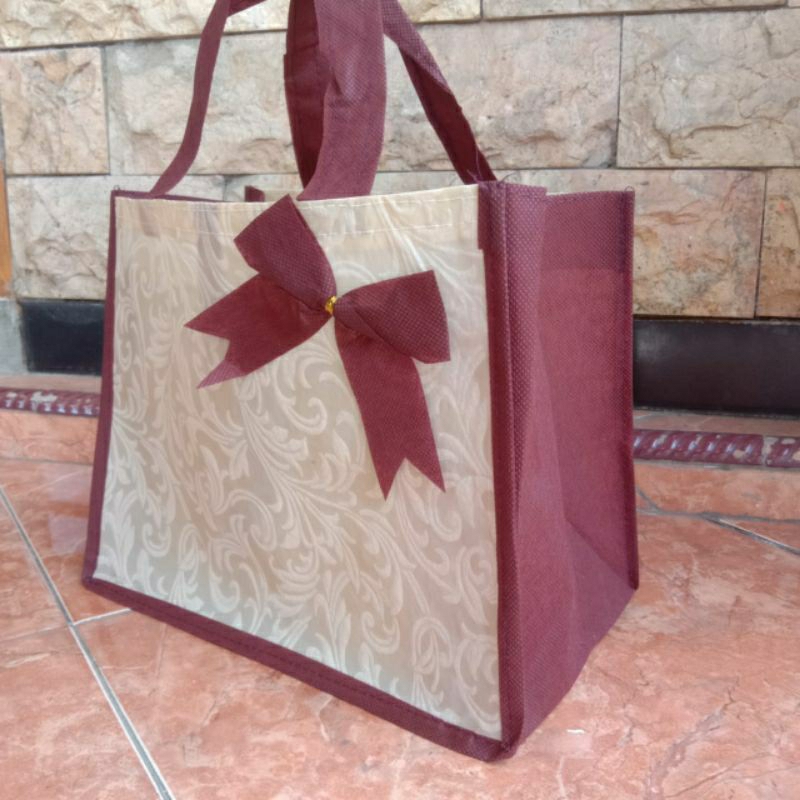 

TAS HAJATAN BOX EMBOS PITA,MIKA BENTO/ BOX NX Ukuran T=22cm,P=27 cm,,L=17 cm