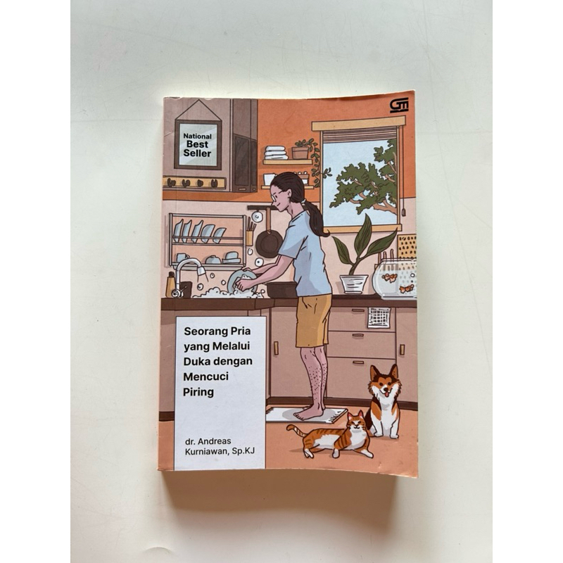 seorang pria yang melalui duka dengan mencuci piring_preloved