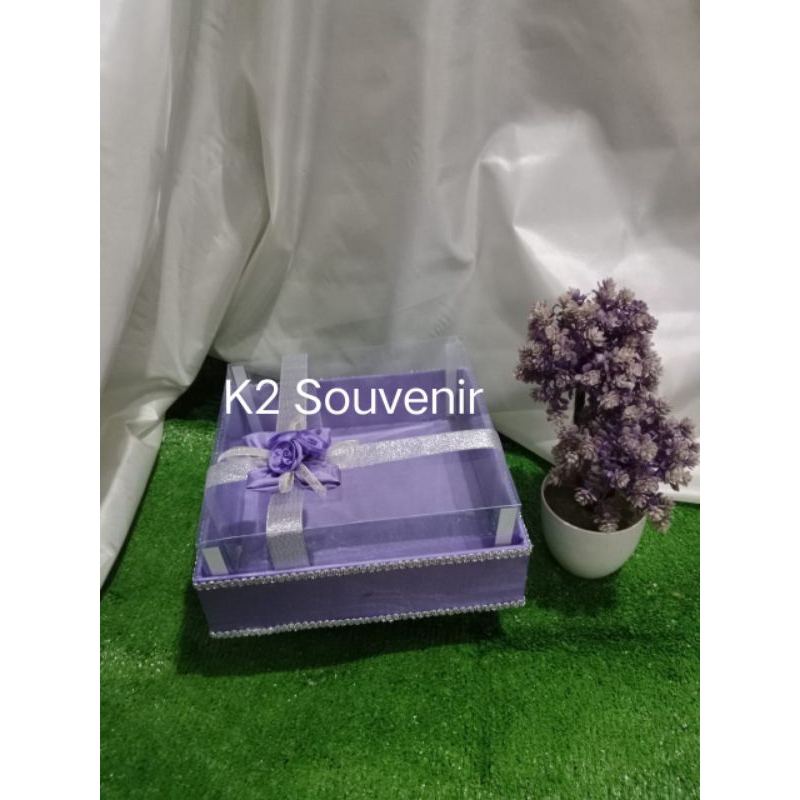 

kotak hantaran kotak kue kotak bingkisan satuan mika pita bunga samping 25x25x7 ungu