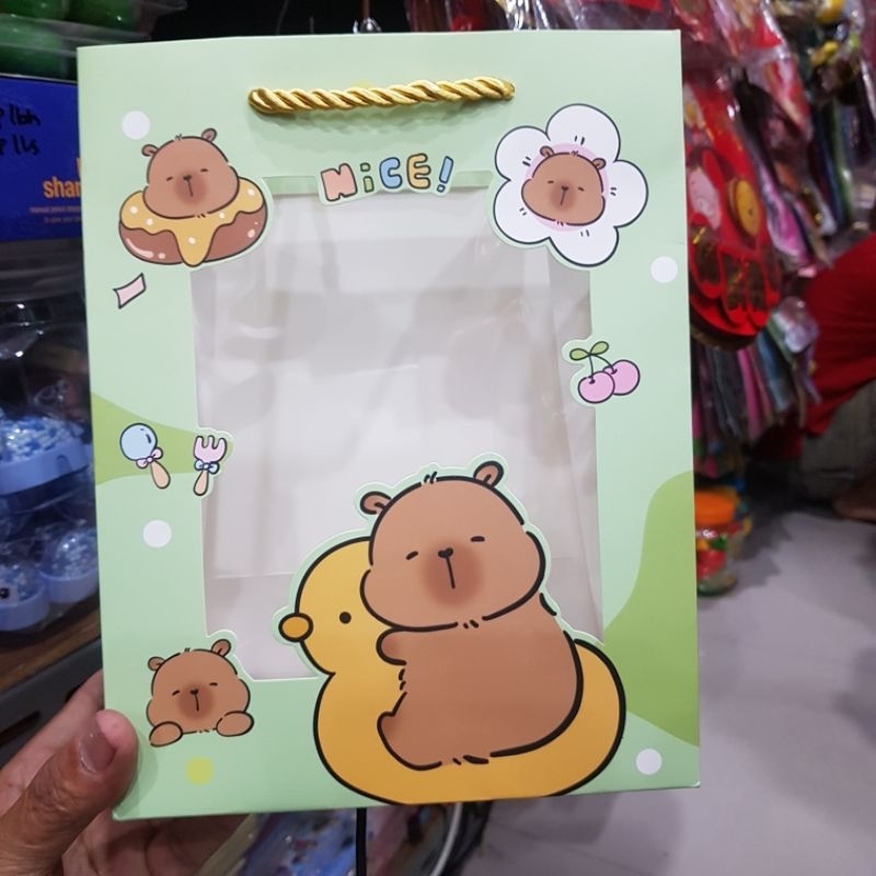 

Paper Bag Kertas Transparan Kecil Motif Capy Bara / Kantong Bingkisan Hadiah Tali Tambang Kain M-9283