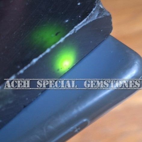 bongkahan batu giok hitam black jade super tembus asli aceh