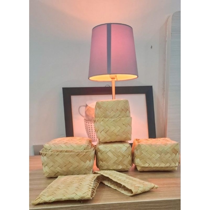 

Besek Souvenir Besek Bambu mini ukura 8x8cm 10x10cm 12x12cm 13x13cm perpasang