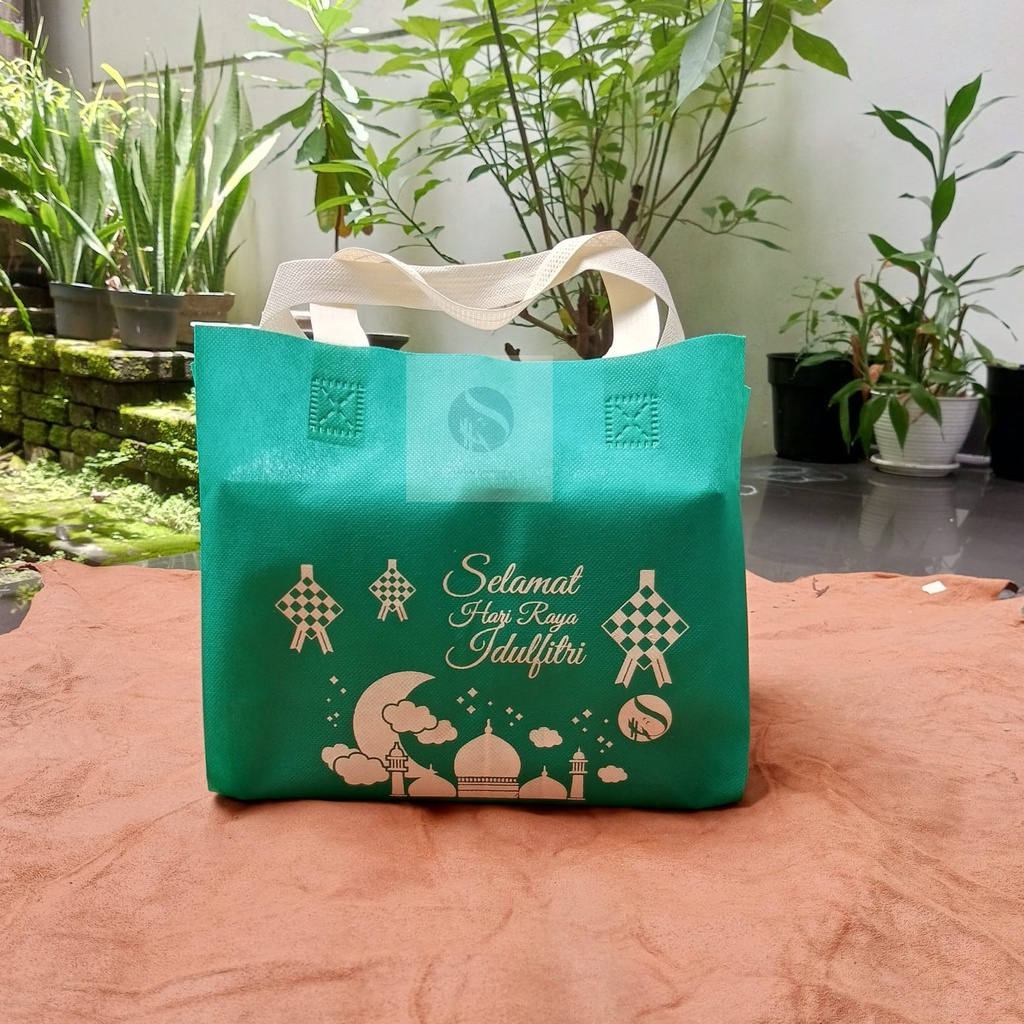 

Tas Spunbond nasi Kotak murah 24x24x22 / 30x20x20 press/spunbun/lebaran/idulfitri/hampers/edisilebaran