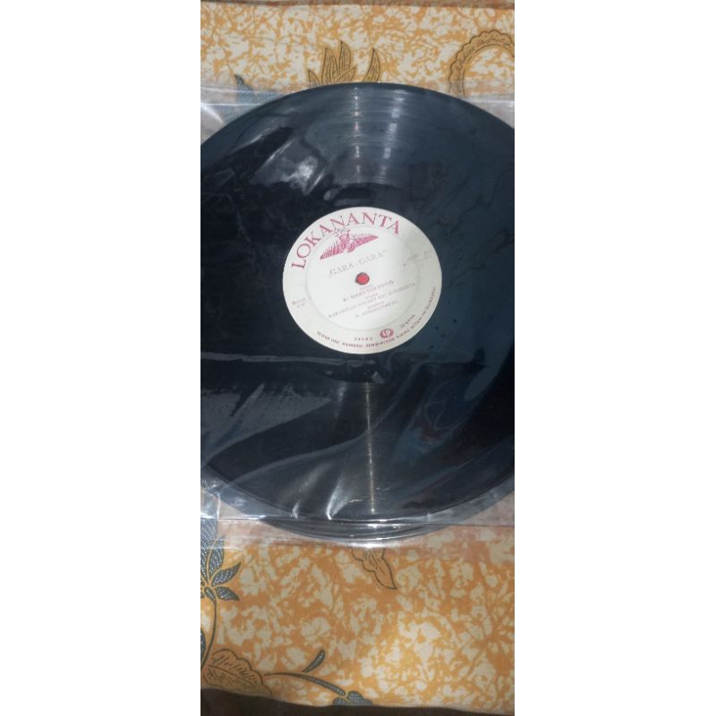 piringan hitam vinyl jadul produksi lokananta