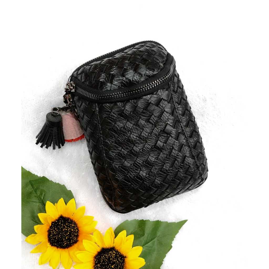 Dompet Selendang Wanita, Adat Bali