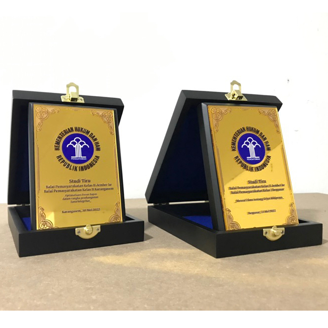 Plakat Kayu Plat Akrilik Gold Custom + box