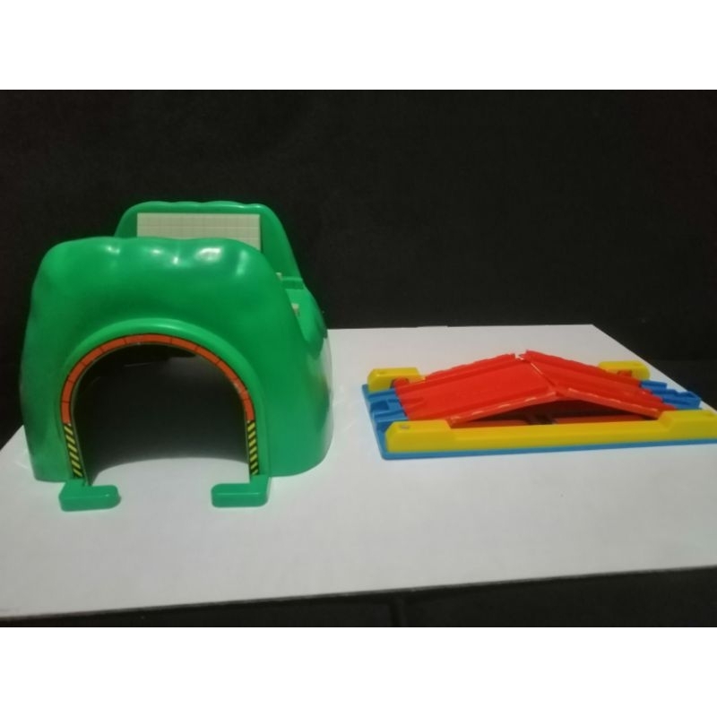 diorama kereta thomas tomy terowongan dan jembatan ori tomy