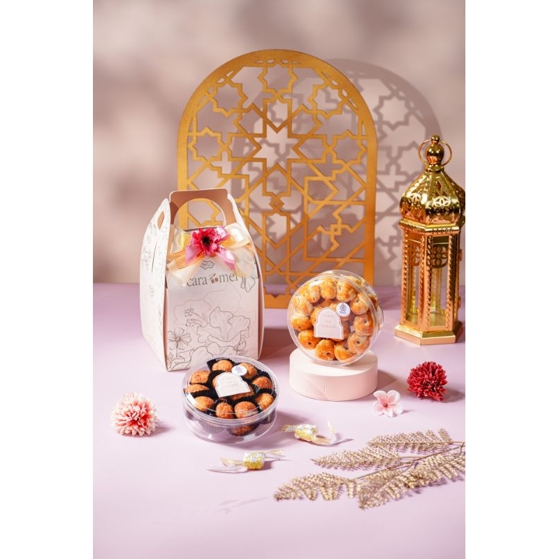 

Raya isi 2 Toples Softbox by Caramelmedan Halal | Kue Kering Hampers Cookies Enak Cantik Bagus Mewah Hadiah Parcel Bingkisan Lebaran Raya Eid Mubarak Idul Fitri 2025 Medan