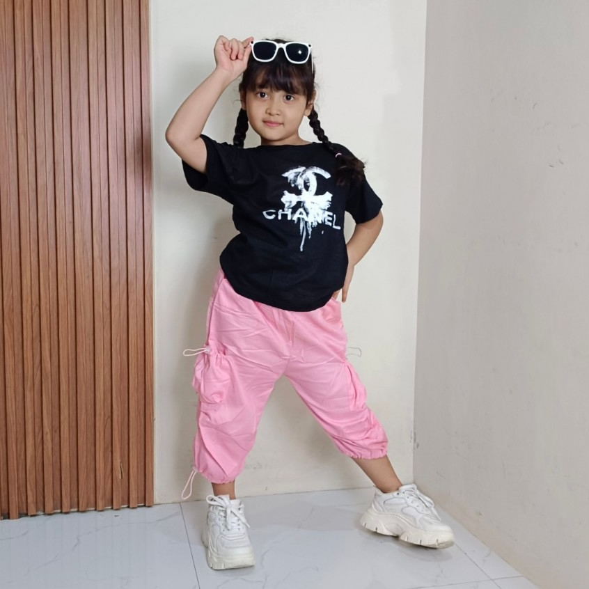 Setelan Anak Kaos Hitam Chanel + Celana Cargo Pink