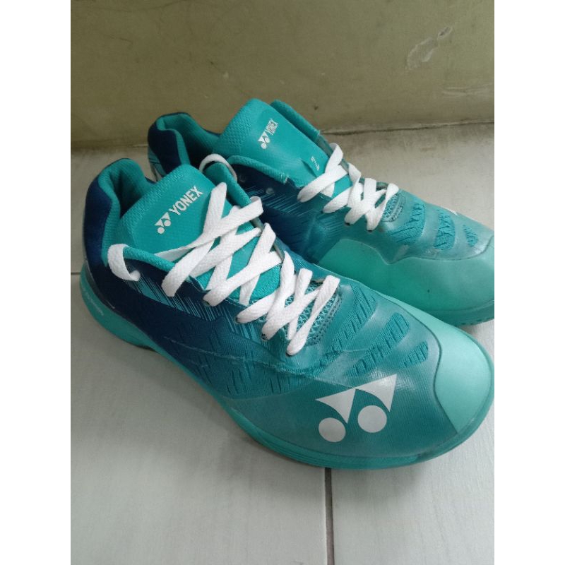 sepatu badminton bekas