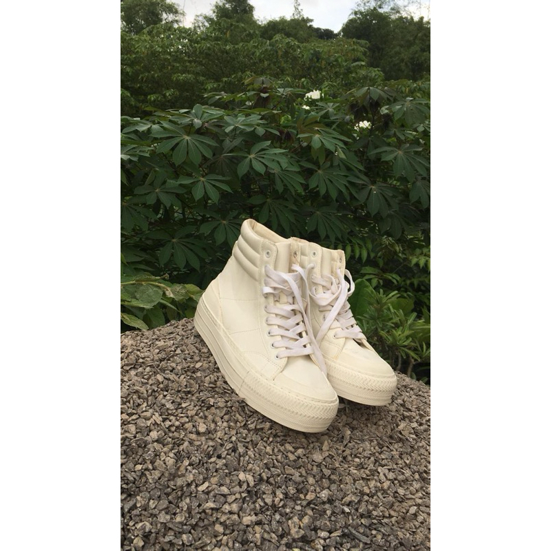 Sepatu White hi-tops Pull&Bear for women size 38