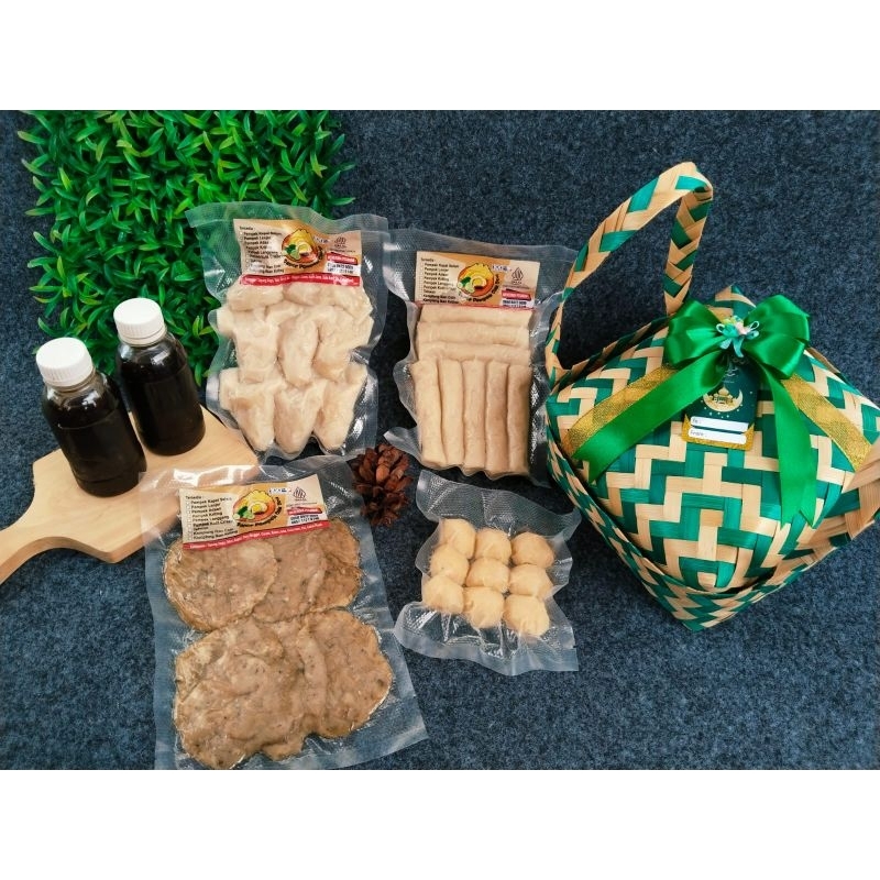 

Paket Hampers pempek palembang asli 1 keranjang isi 4 paket Real foto