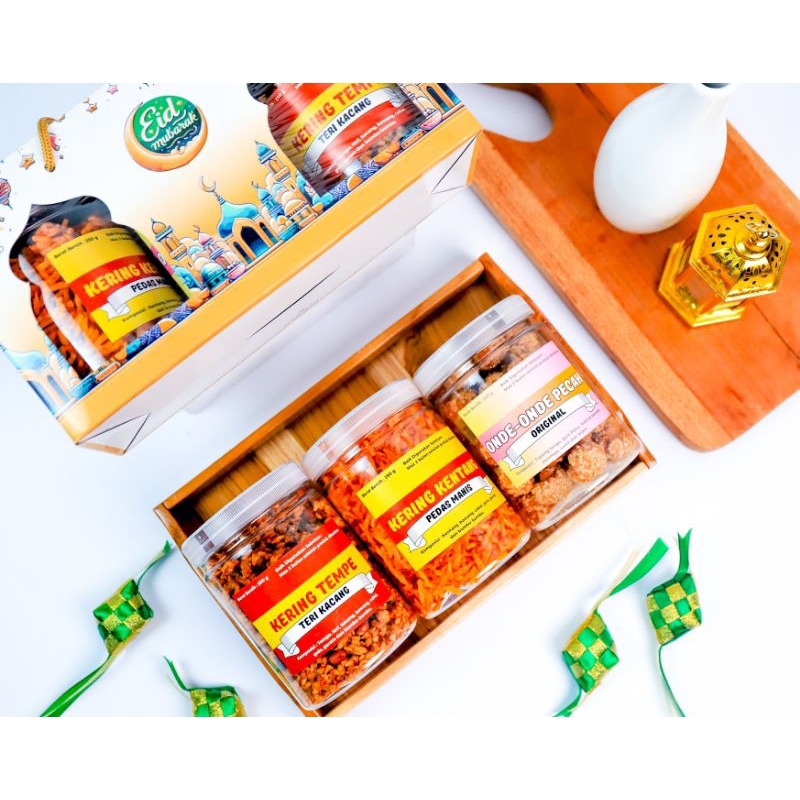 

Hampers lebaran kudapan siap saji Ma'em Say | isi 3 pcs (kering tempe, kering kentang, dan onde-onde pecah) Free gable box edisi eid mubarak✨