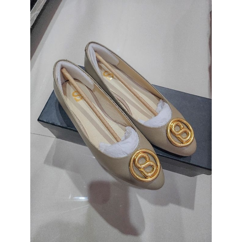 buttonscarves elan shoes , riamiranda wearing klamby