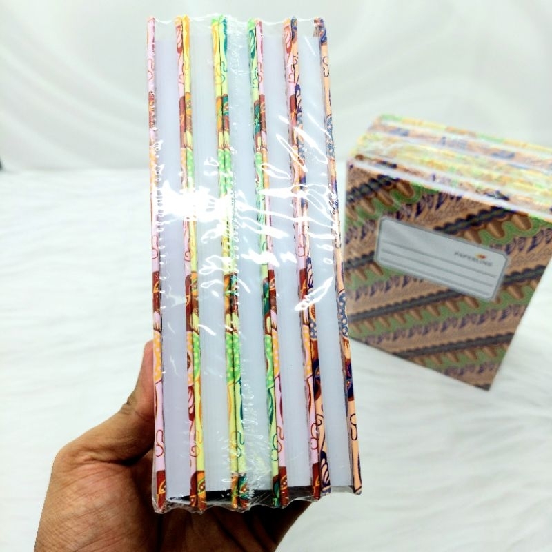 

[Whispers] 1 Pak Buku Oktavo Paperline 100 Lembar Isi 5 Buku COVER TEBAL