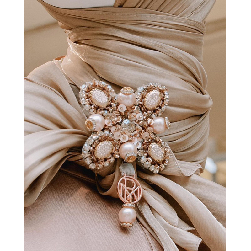 RM BROOCH BROWN SIGNATURE BY RIAMIRANDA SIGNATURE