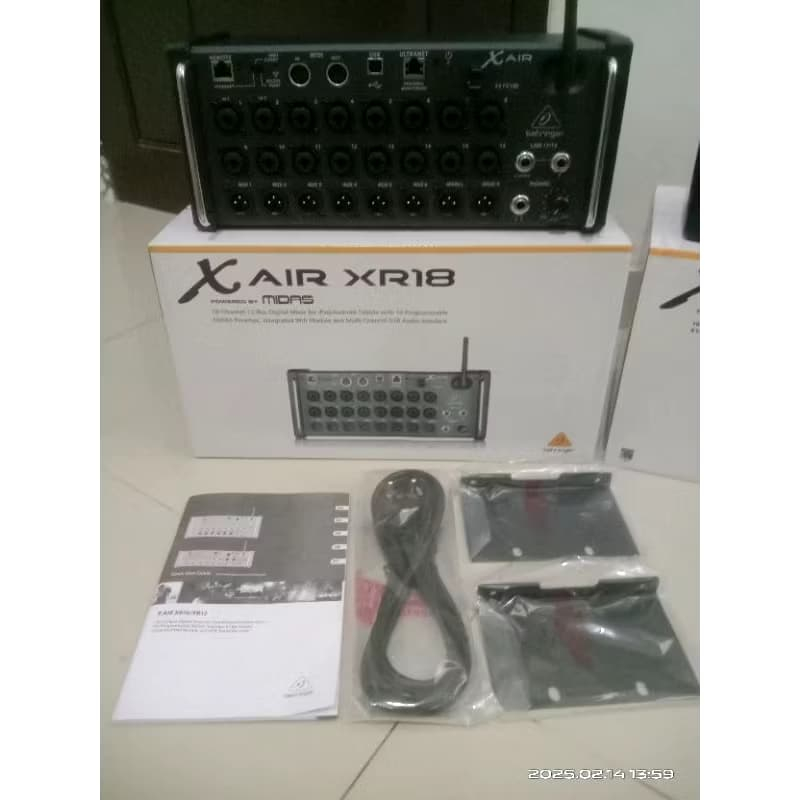 Behringer XR18 Xair18 XR-18 18-Channel, Bus Digital Mixer and Multi-Channel USB Audio Interface