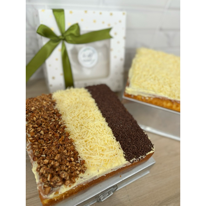 

Bolu Jadul topping keju, meses, dan nougat kacang