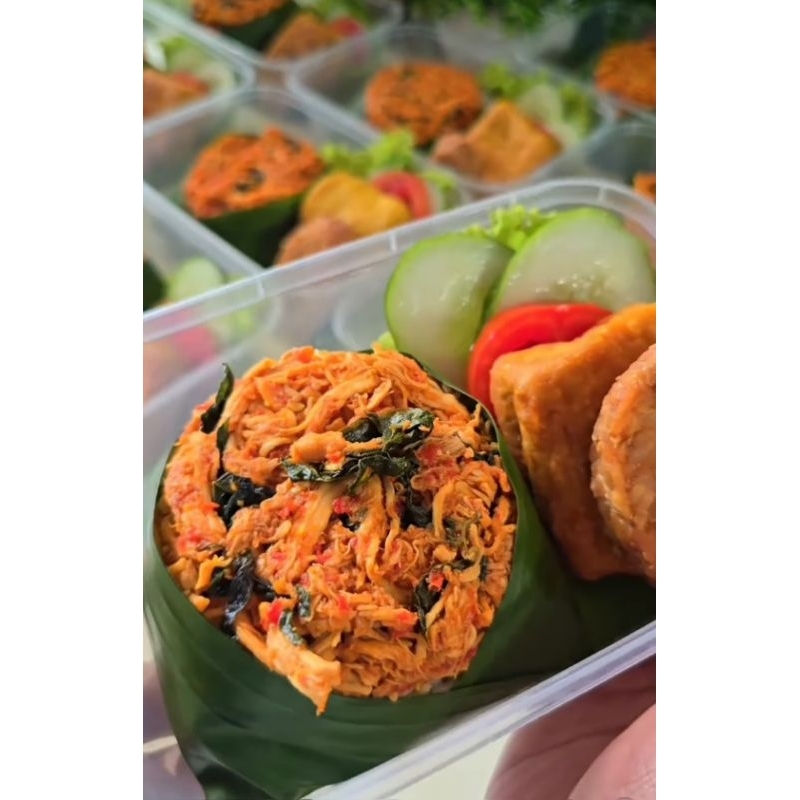 

Nasi box ayam suwir berbagi