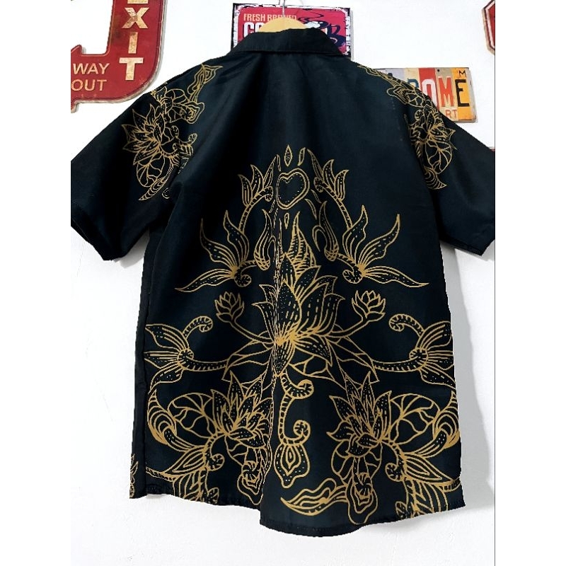 GLLRYMRCH | KEMEJA PSHT MOTIF BUNGA GOLD GLOSSY