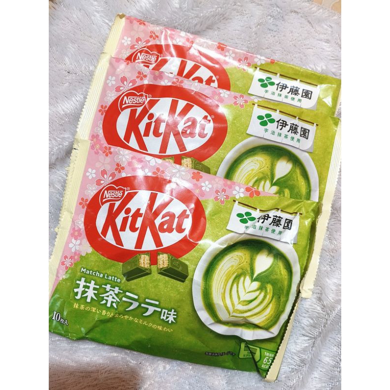 

KITKAT MATCHA LATTE