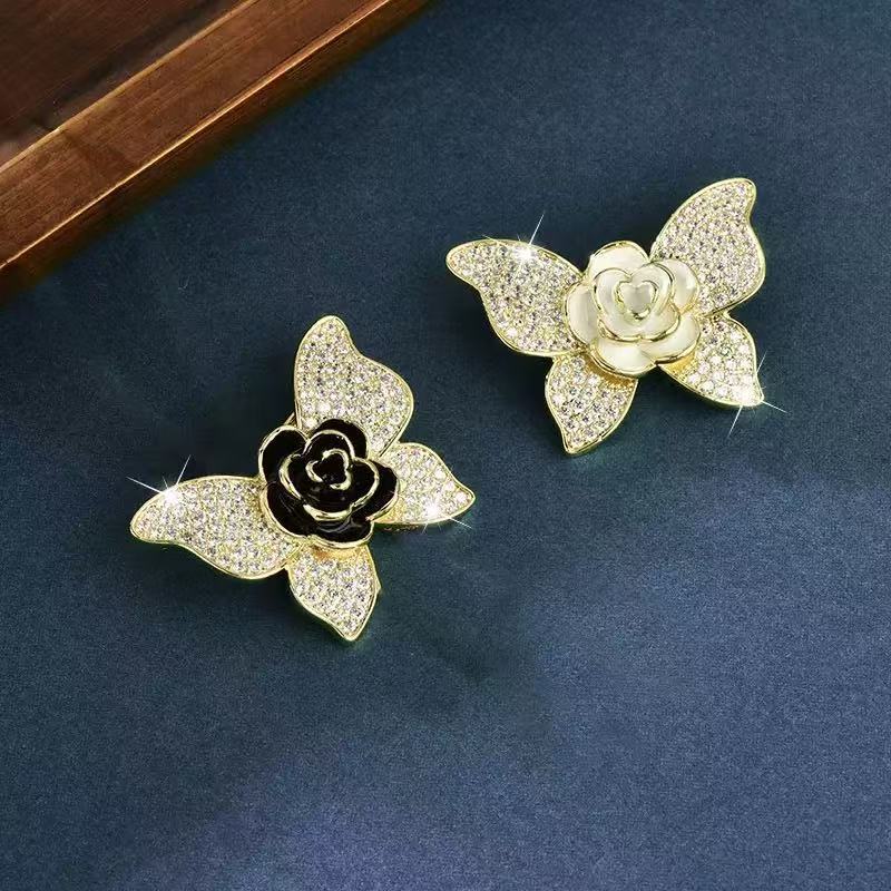 Bros bunga mawar berlian mikro kupu-kupu baru yang modis, aksesoris mantel gaya Chanel kecil