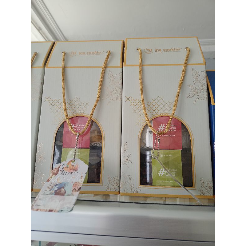 

ina cookies reguler isi 3 plus box , hampers ina cookies