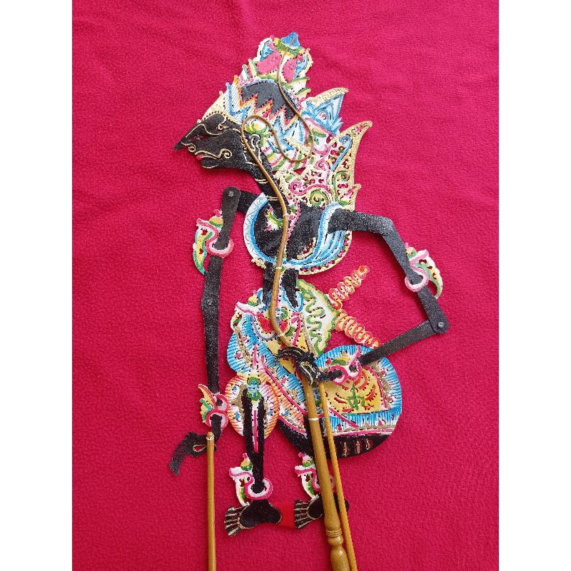 Wayang kulit asli Indonesia Tokoh Prabu Kresna gapit kayu penjalin