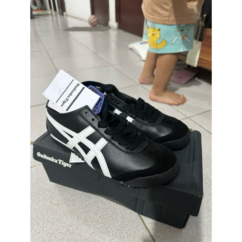 Sepatu Onitsuka Tiger  Hitam Putih size 40 onit shoes sneakers