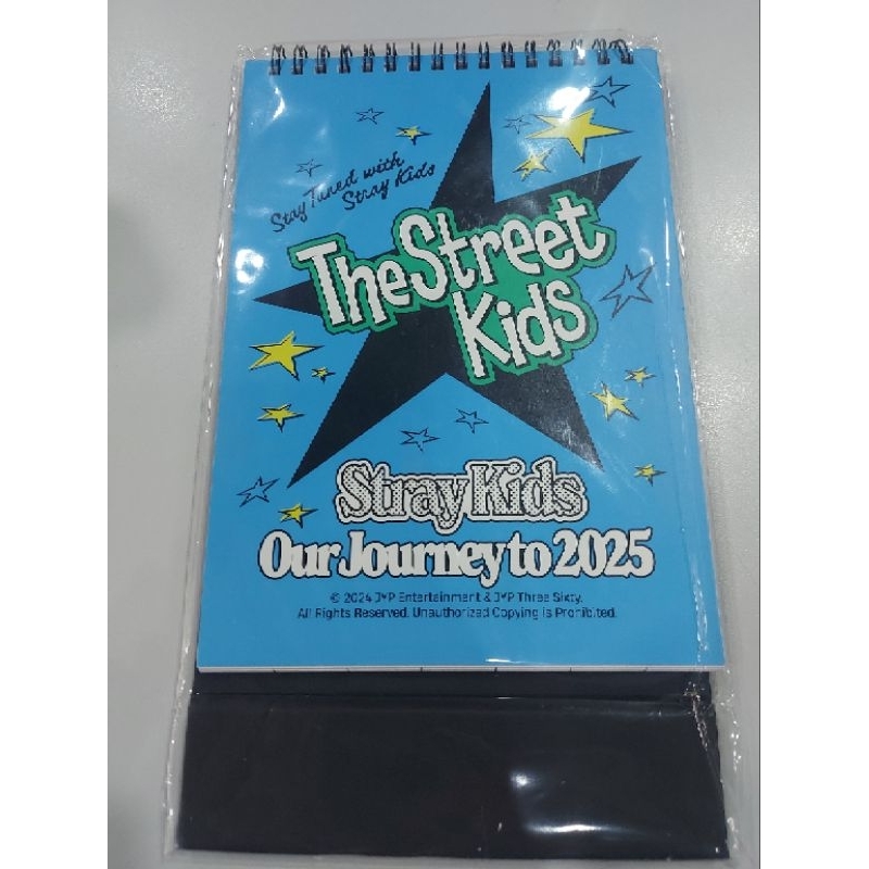 

STRAY KIDS SEASON GREETINGS 2025 DESK CALENDAR SG25