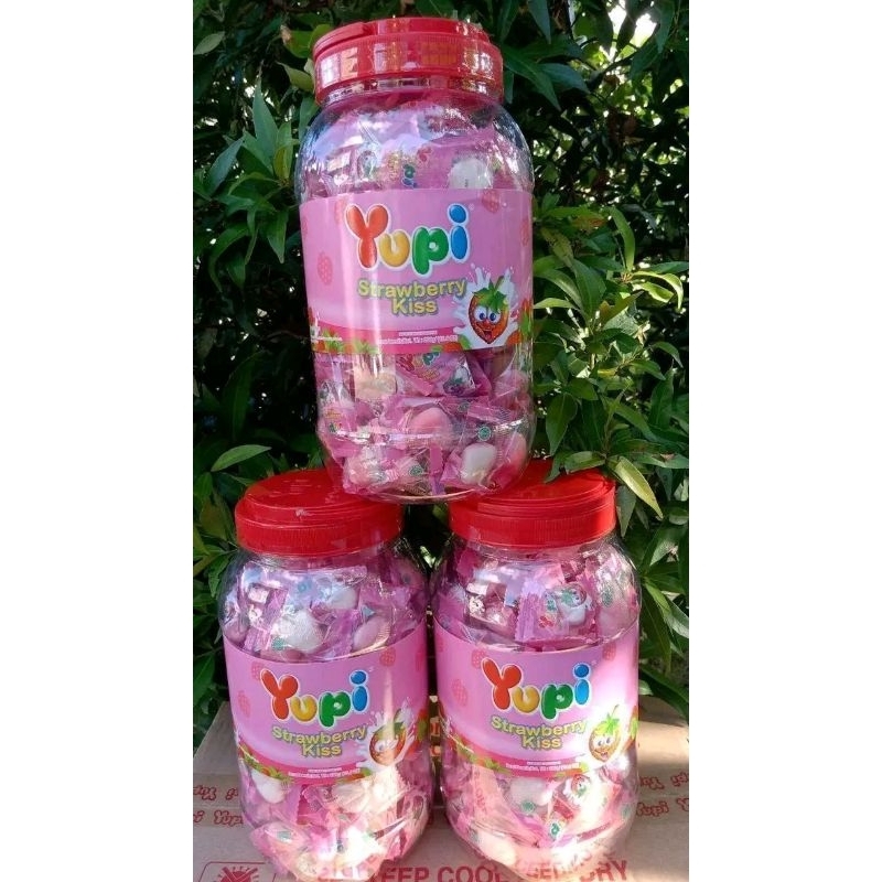 

YUPI STRAWBERRY KISS 1 TOPLES ISI 12PCS Stroberi Candy