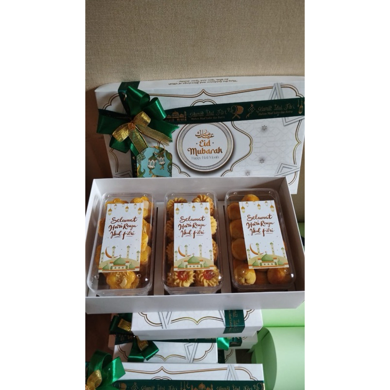 

Hamper Idul Firti PREMIUM 1 Box Isi 3 Toples