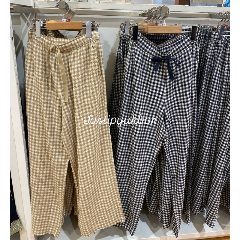 Woman Uniqlo Celana Relax Seersucker