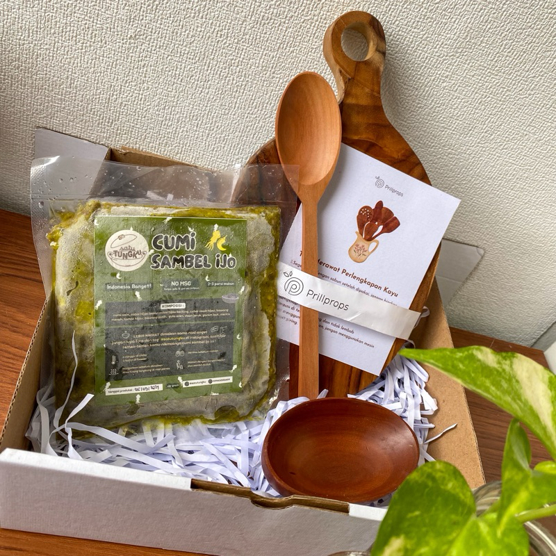 

Hampers Prillprops X SatuTungku - Hampers Kayu dan Frozen Food Cumi Asin Cabe Ijo
