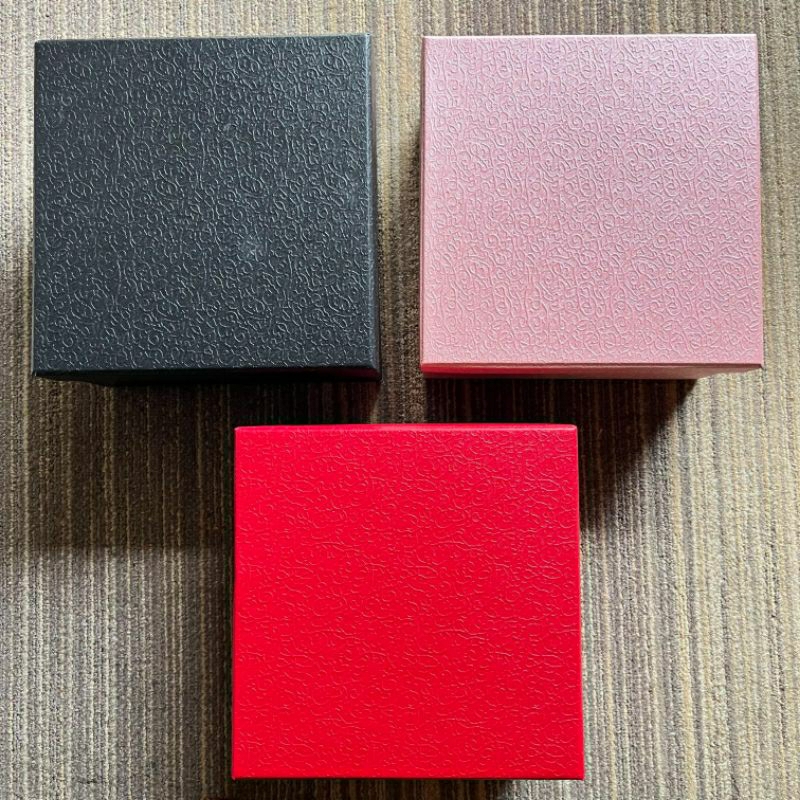 

Kotak Kado / Gift Box / Kotak Kado Souvenir / Gift Box Hampers / Kotak Kado Size 18x18x9 cm