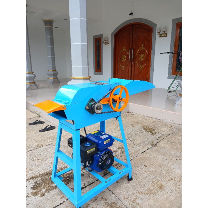 Mesin choper rumput dengan roller penarik