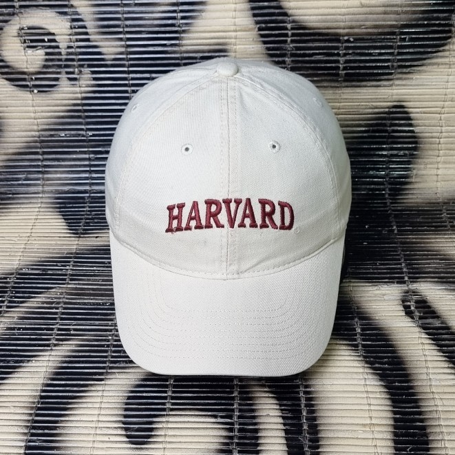 topi harvard university cream casual