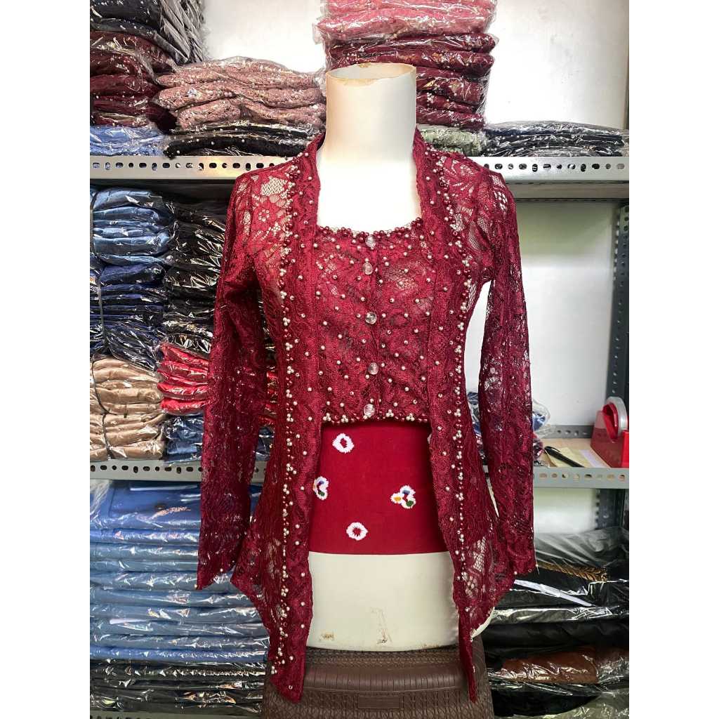Kebaya Kutu Baru Modern Brokat Mutiara Kancing Tengah Merah Hati