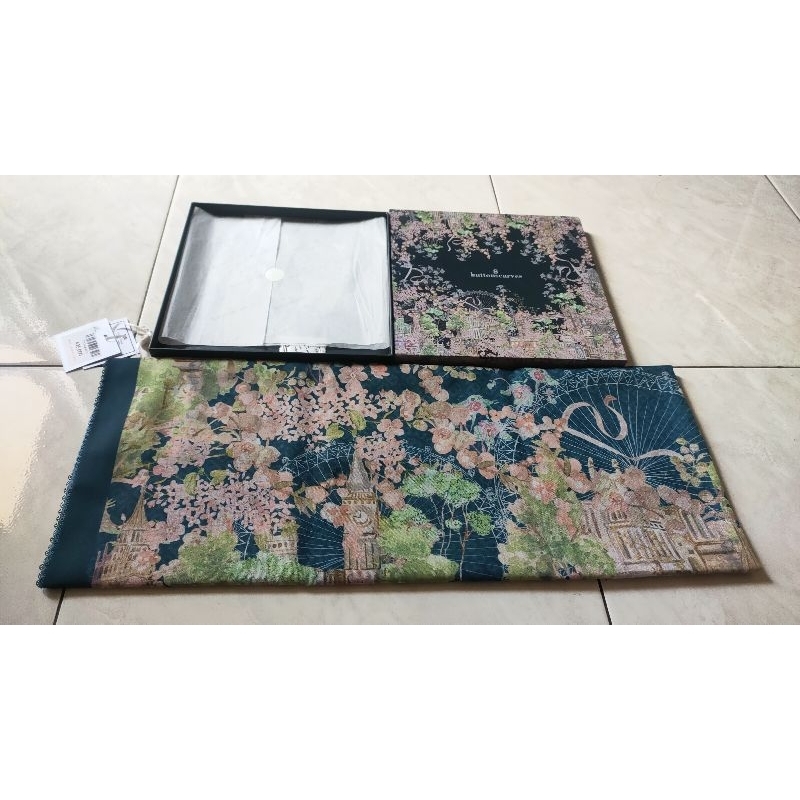 buttonscarves British