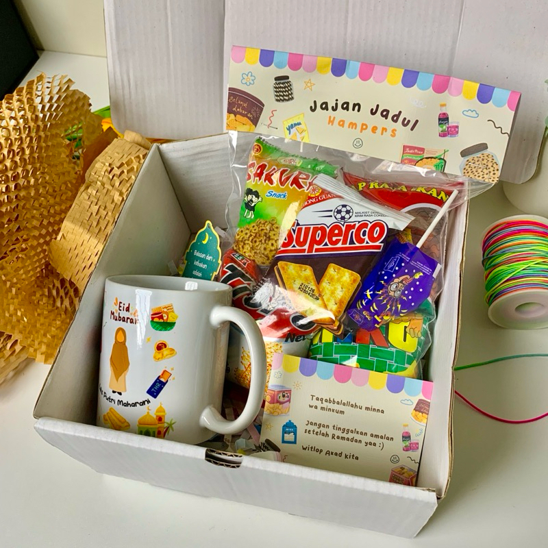

Jajan Jadul Hampers - Idul Fitri Kado Hadiah Lebaran Eid Mubarak Mug Custom Murah Sahabat Anak