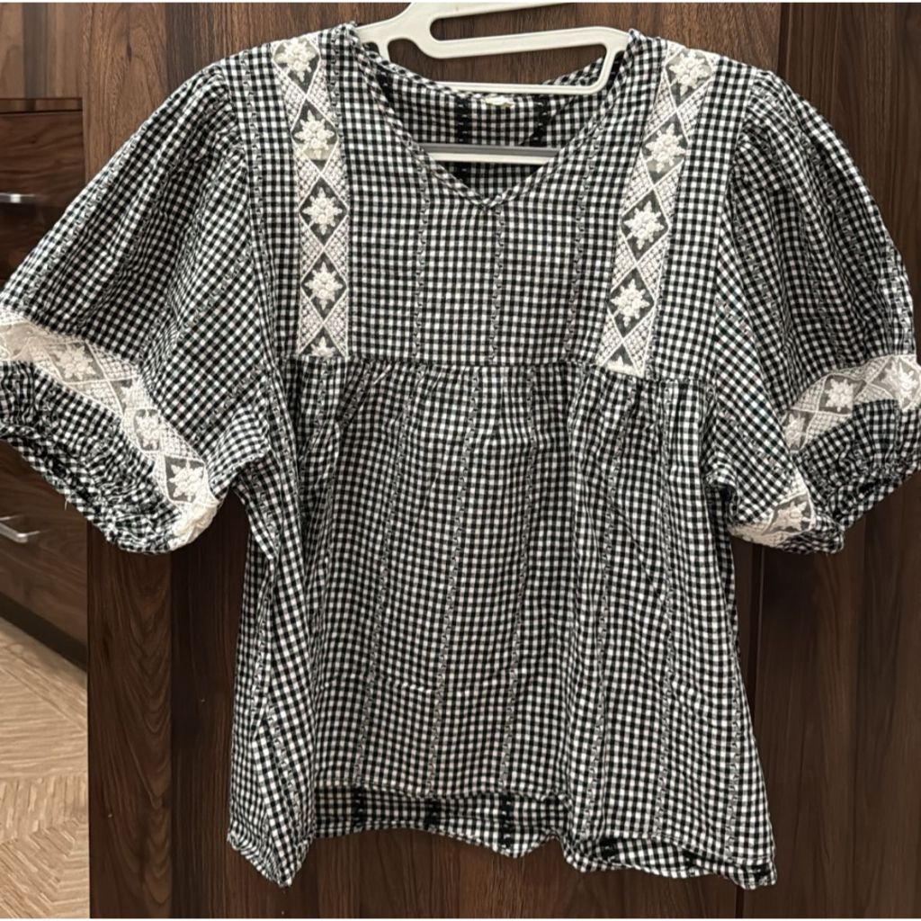 PRELOVED CHECKERED BLOUSE BLACK WHITE / ATASAN BROKAT WANITA / Blus Kotak-Kotak Lengan Pendek Hitam 