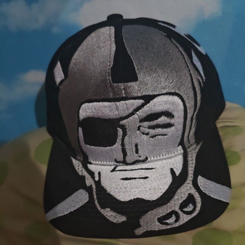 topi raiders big logo