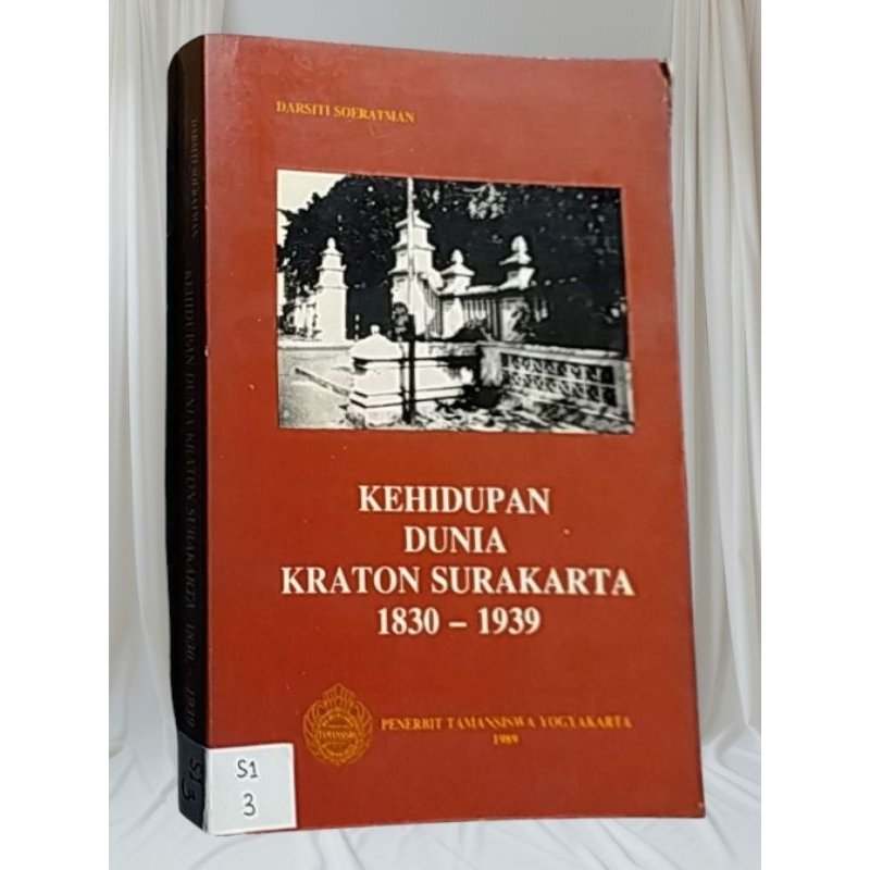 BUKU KEHIDUPAN DUNIA KRATON SURAKARTA 1830-1939(S1.3)