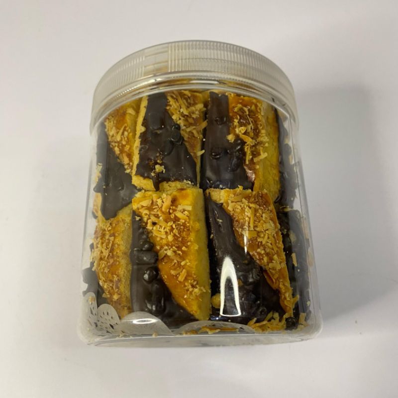 

KUE KERING CHOCOLATE CHEESE KEMASAN TOPLES 600ML/BERAT 300GR