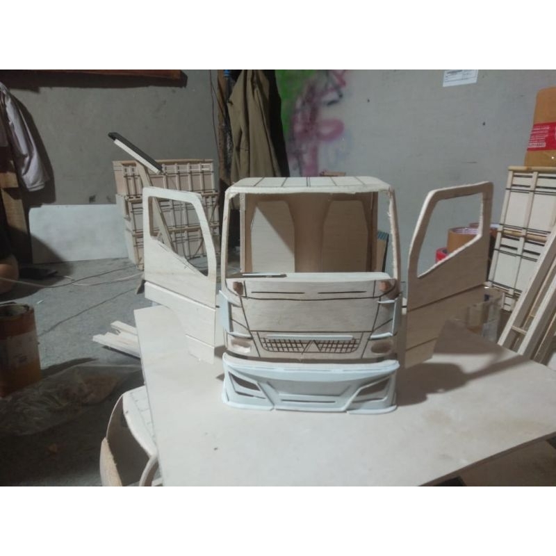 Kabin Miniatur Truk Canter Skala 12 Pintu Bukaan gratis Bemper depan