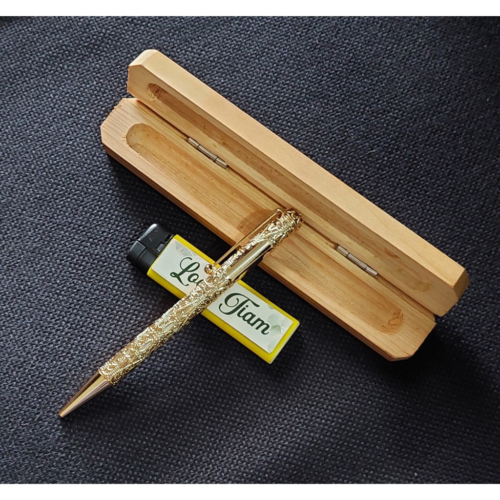 

pena pulpen golden ukir halus dengan kotak kayu
