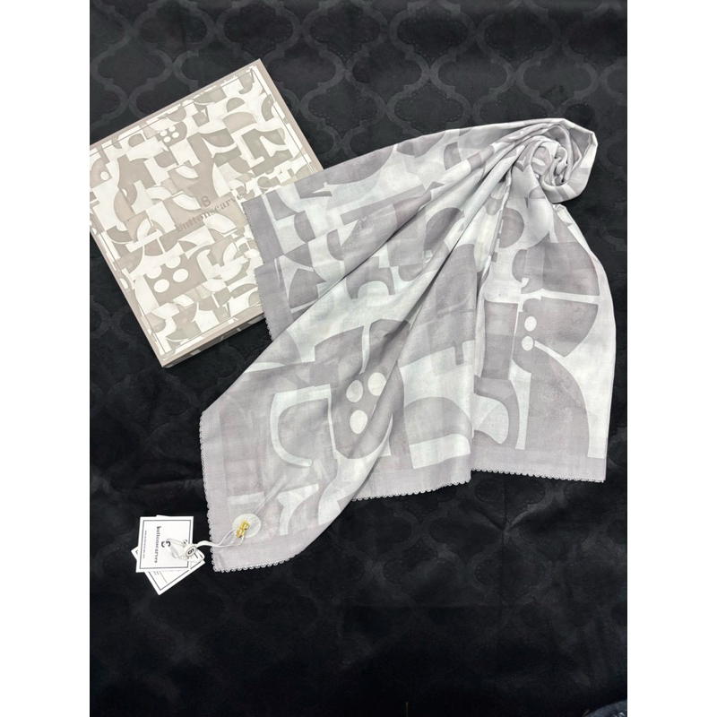 Button scraf cut and paste voile squere white grey