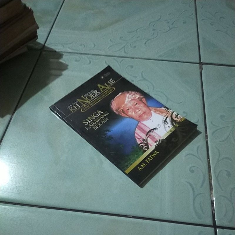 buku PAHLAWAN NASIONAL KH NOER ALIE