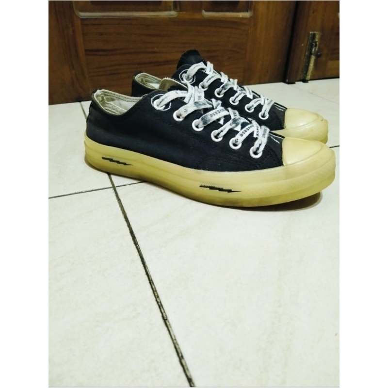 Sepatu Converse limited edition